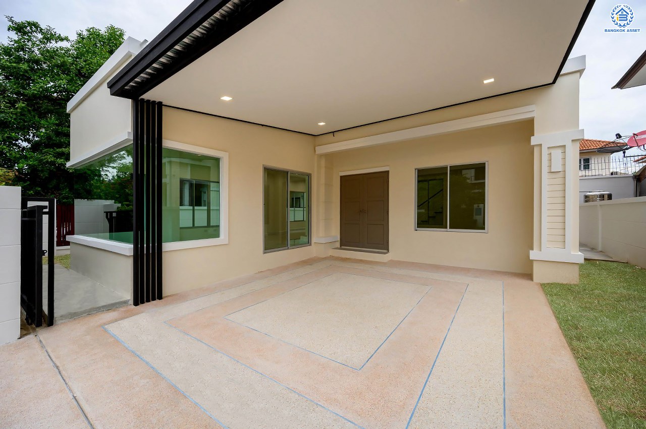 บ้านมือสองตกแต่งใหม่ โครงการ เดอะซิตี้ รัตนาธิเบศร์-แคราย เนื้อที่กว่า 62.4 ตร.ว. พื้นที่ใช้สอย 190.81 ตร.ม. พร้อมฟังก์ชัน 3 ห้องนอน 3 ห้องน้ำ จอดรถได้ 2 คัน บนทำเลศักยภาพ ติดถนนรัตนาธิเบศร์ เชื่อมต่อถนนงามวงศ์วาน, ถนนติวานนท์, ถนนเลี่ยงเมืองนนทบุรี ทำเลใจกลาง 2 เซ็นทรัล ใกล้รถไฟฟ้าสายสีม่วง "สถานีสะพานพระนั่งเกล้า" และจุดขึ้นทางด่วน "งามวงศ์วาน"